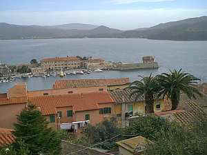 Hotel Ape Elbana-Darsena yachts e barche a vela vista dalle Fortezze Medicee di Portoferraio Isola d'Elba
